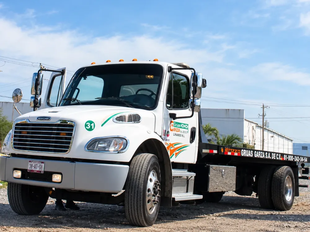Grúa de plataforma Freightliner número 31 de Grúas Garza